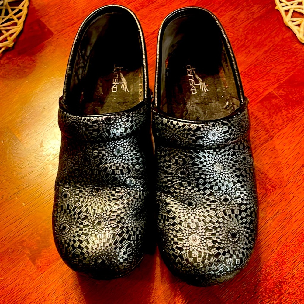 Dansko shoes beautiful design, needs insoles. Still a lot of life left